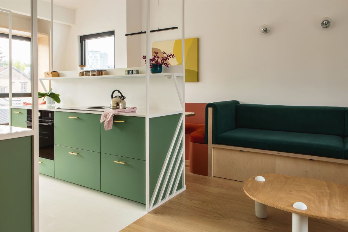 Na poschodí sa okrem kuchyne nachádza ešte jedálenský kút a obývacia izba. Architekti sa nebáli výrazných farieb a každá časť miestnosti je tak akoby farebne odlíšená od tej druhej.