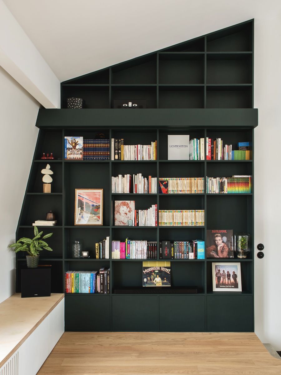 Farby v byte definujú jednotlivé zóny. Knižnica je tmavozelená a ladí so sedačkou oproti nej.