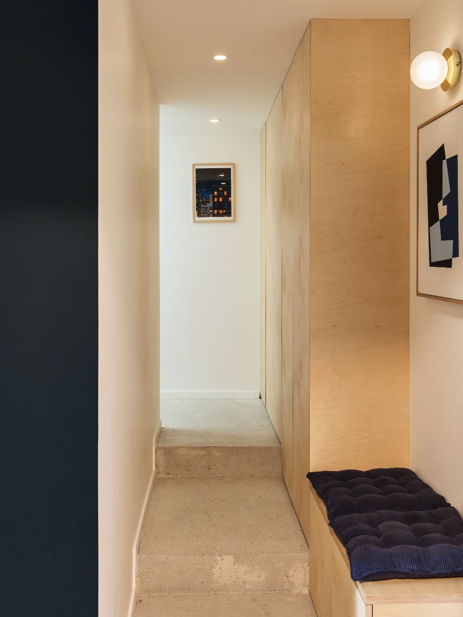 Nielen schody, ale aj podlaha pri vstupe do bytu je tvorená surovým betónom.