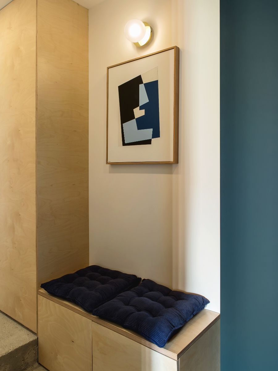 Celé bývanie zútulňujú a dopĺňajú abstraktné obrazy.