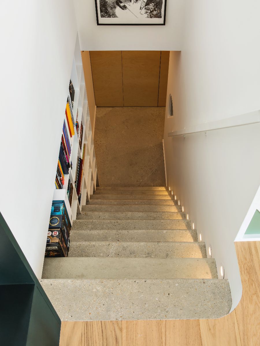 Architekti stavili na inakosť aj v prípade použitých materiálov. Napríklad schody sú akoby zo surového neopracovaného betónu a hladké steny narúšajú niky.