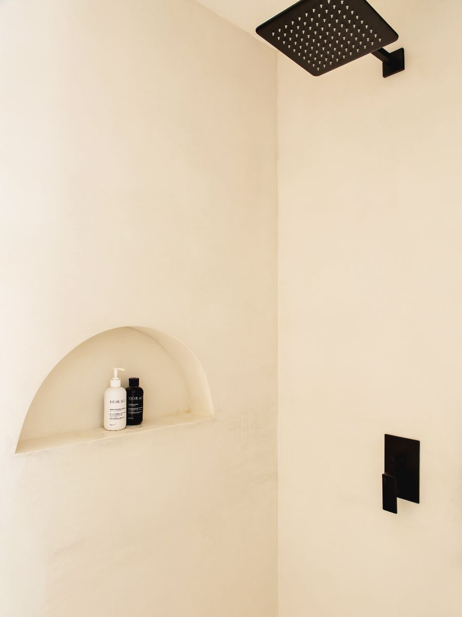 Podobnú oblúkovú niku, ako je v sprchovacom kúte, nájdete aj pri vchode do bytu.