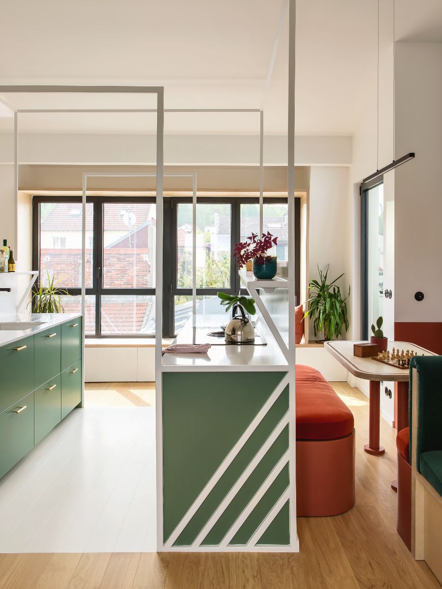 Za kuchynskou linkou sa nachádza jedálenský kút s červenými čalúnenými lavicami.