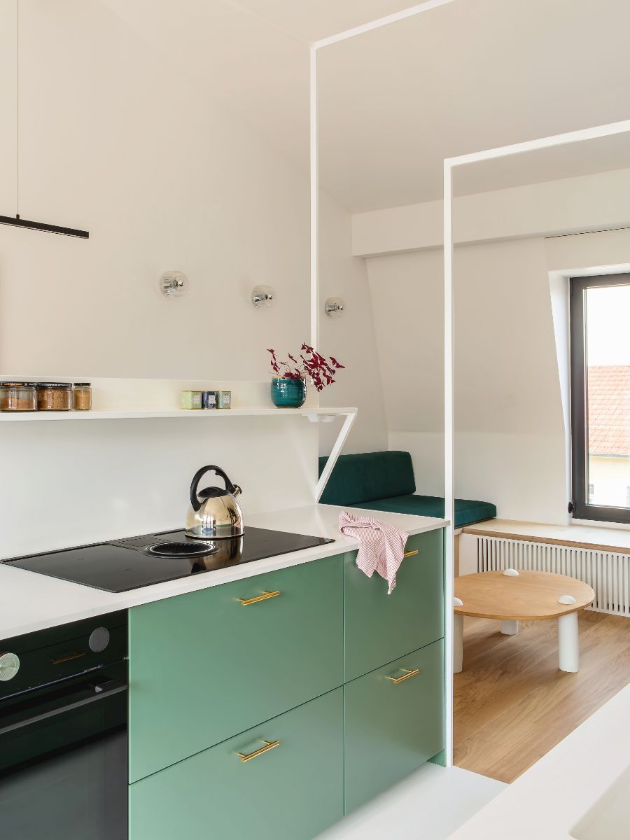 Do malej kuchyne sa zmestilo základné vybavenie, ako varná doska, rúra aj zapustený drez na opačnej strane pracovného priestoru.