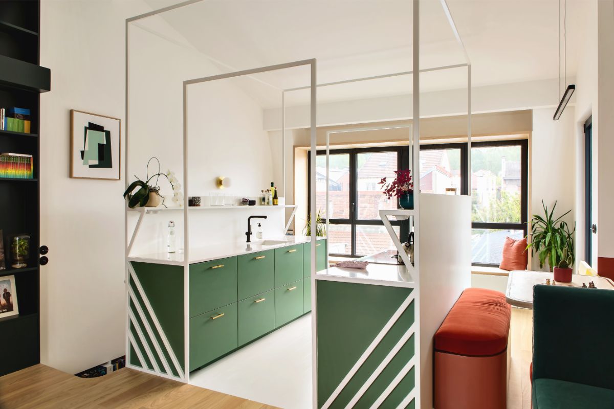 Všimnite si koniec otvorenej police, od ktorej pokračuje stena. Za ňou sa nachádzajú schody na dolné poschodie.