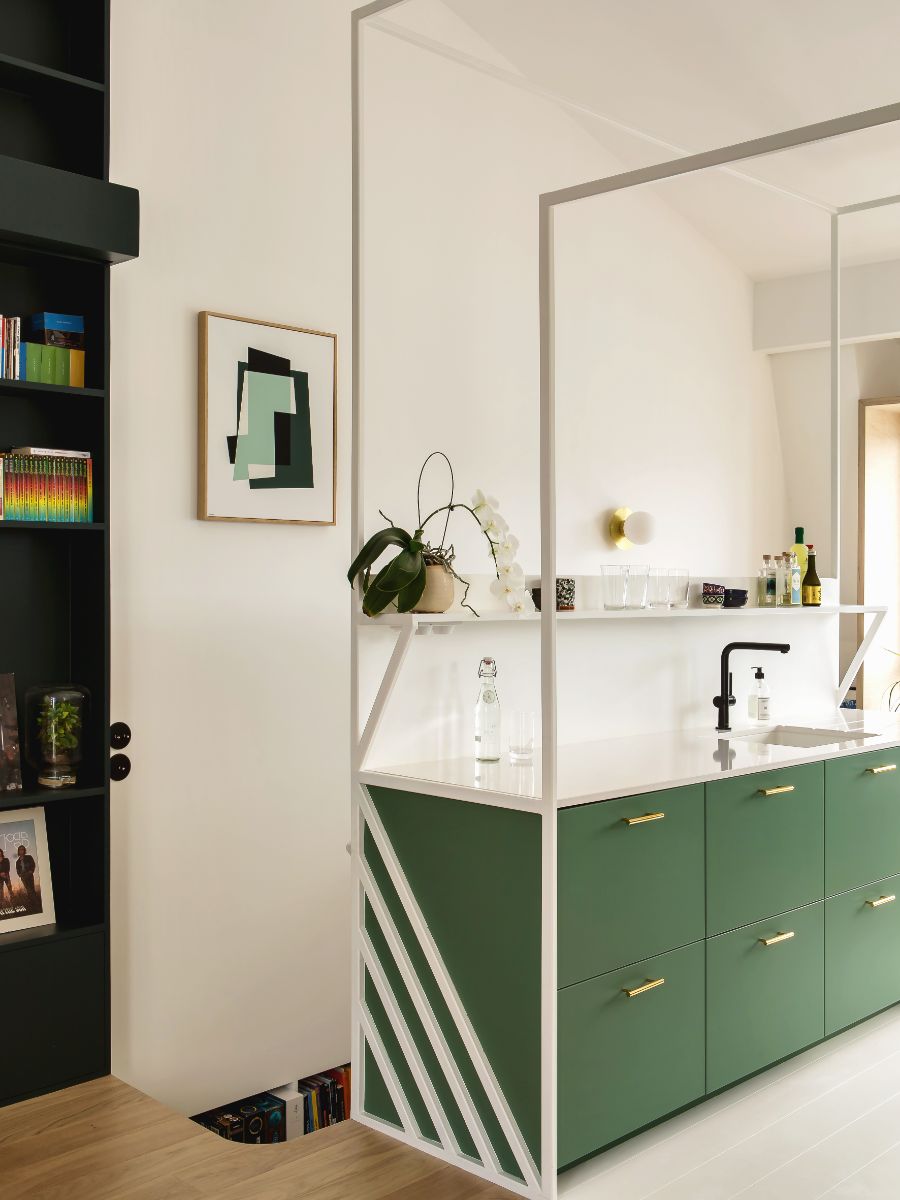 Kuchyňu umiestnili architekti do kovovej konštrukcie uprostred priestoru. Vďaka tomu má svoj vlastný ohraničený priestor a podporuje tak zónovanie.