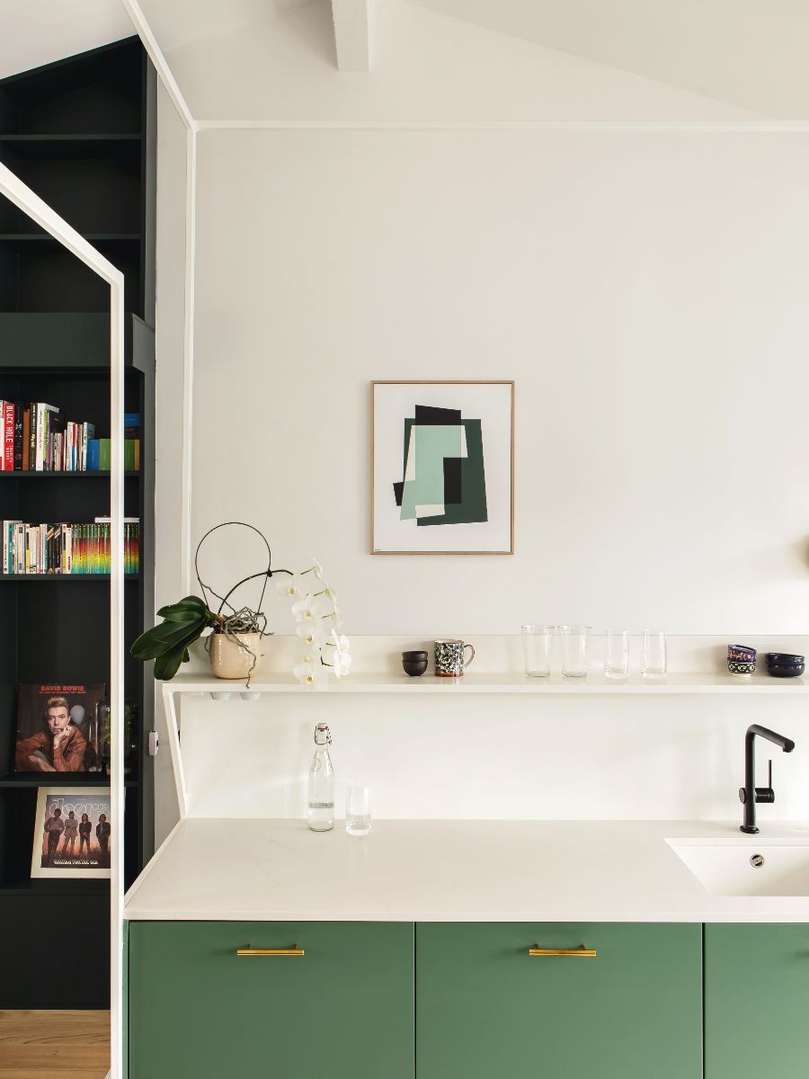 Kuchyňa pôsobí bez horných skriniek vzdušne a voľne.