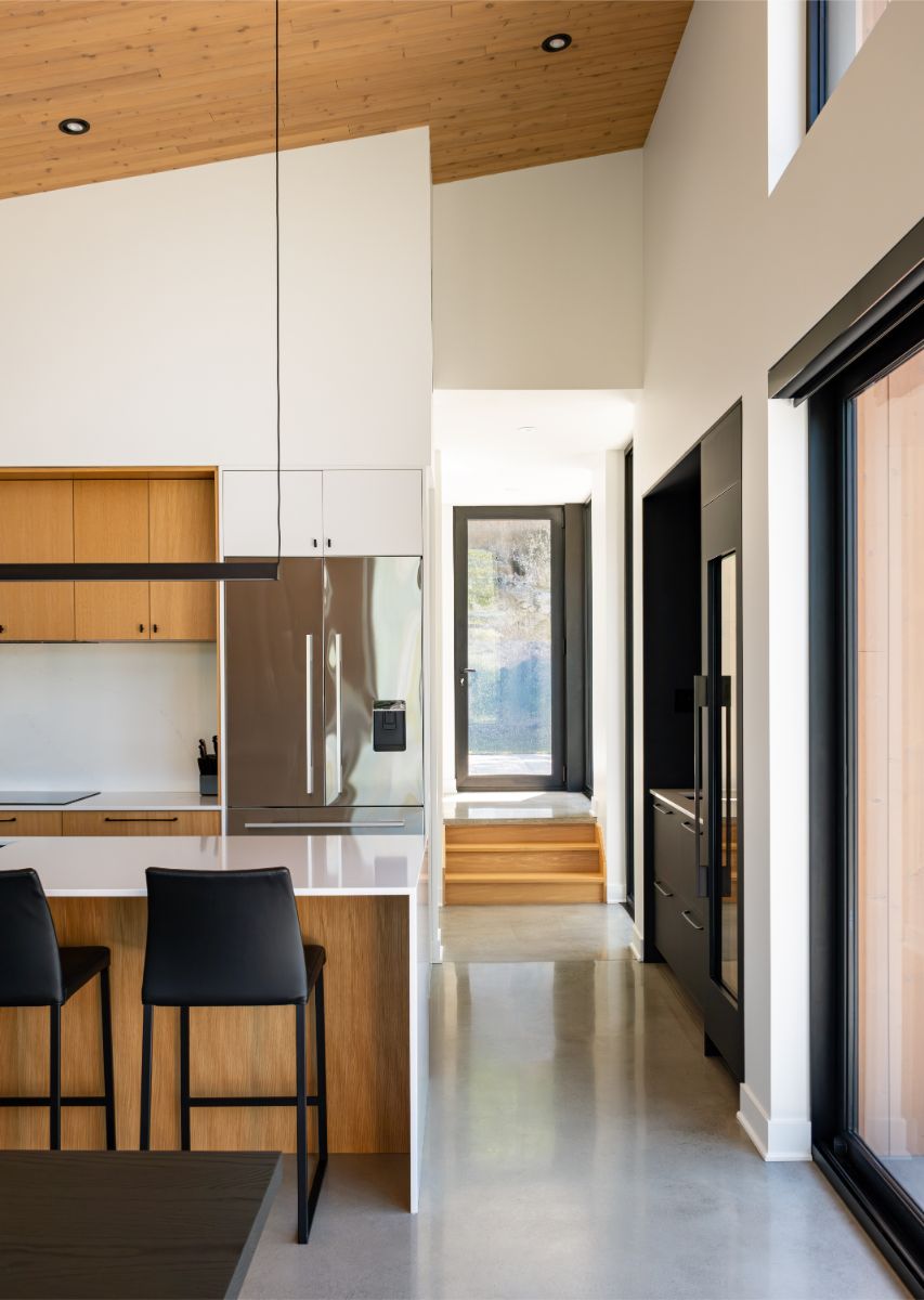 Chodba popri kuchyni vedie do zadnej časti domu k príjazdovej ceste a garáži. 