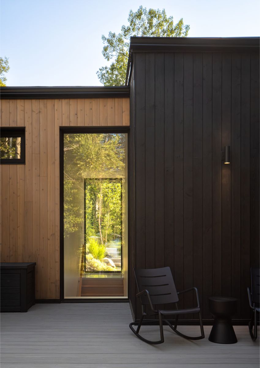 Víkendový dom v kanadských lesoch poskytuje mnoho miest na oddych a posedenie, či už vo dvojici, alebo v kruhu priateľov.