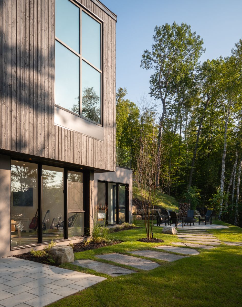 Vďaka upravenému pozemku pôsobí bývanie čisto a harmonicky. 