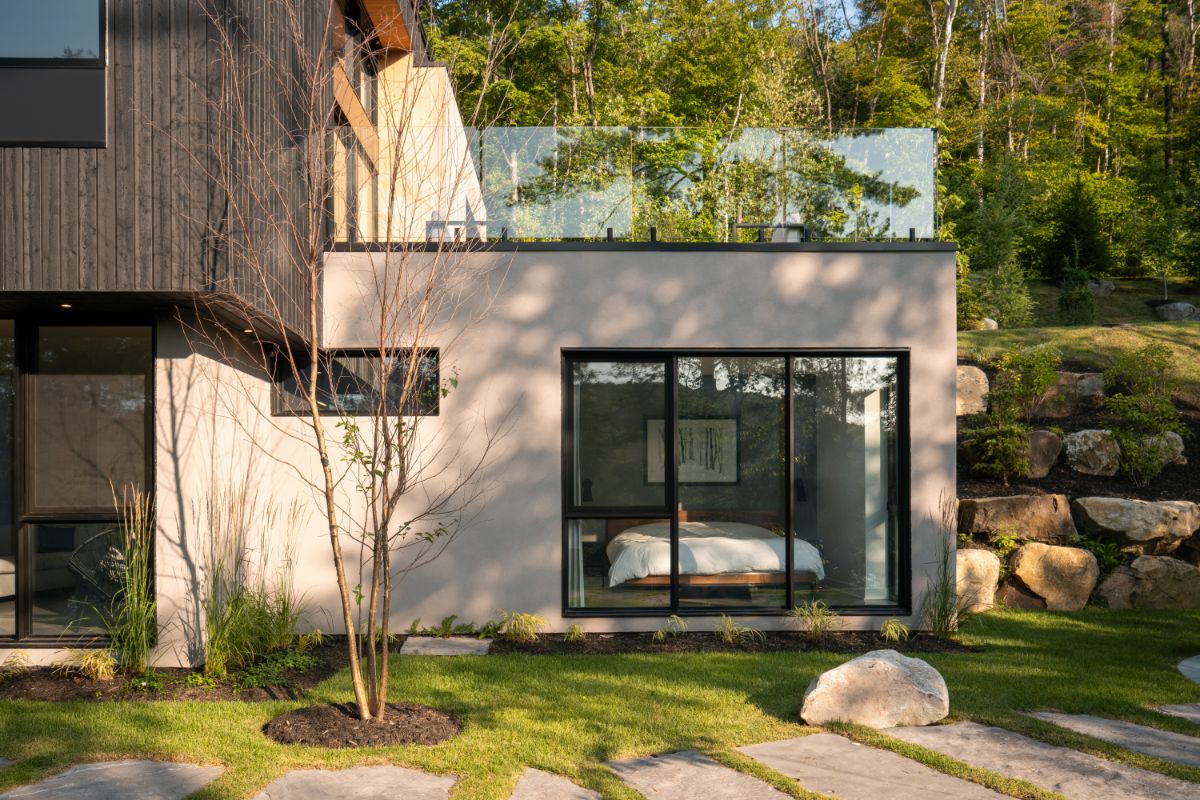 Spálňa na kraji bývania na spodnom podlaží poskytuje domácim potrebné súkromie, ale aj priestor a slobodu vyjsť von vlastným východom.