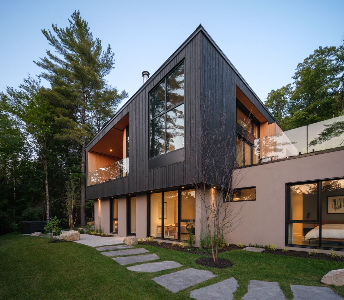 Dom pozostáva z viacerých objemov, odlíšených od seba rôznou farbou dreva.