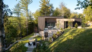 Takto môže vyzerať ideálne miesto na oddych! Dom na náročnom pozemku postavili na to, aby dával pokoj a relax