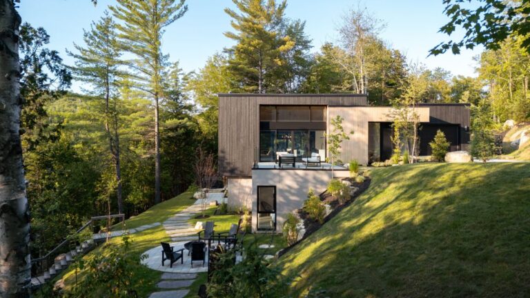 Moderné sídlo v lesnom prostrední s drevenou fasádou a posedením pri ohnisku