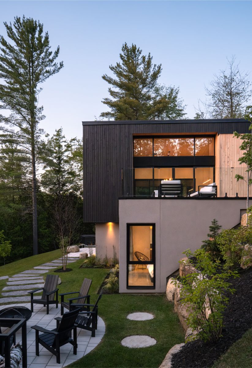 Dom pozostáva z viacerých objemov, odlíšených od seba rôznou farbou dreva.