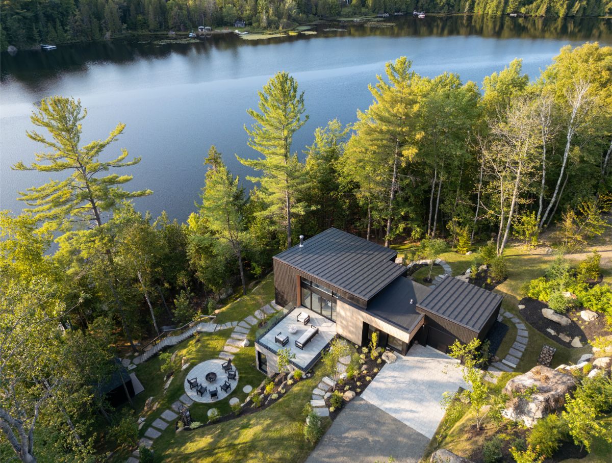 Víkendové bývanie sa nachádza v horskom pásme Laurentidy v Kanade.