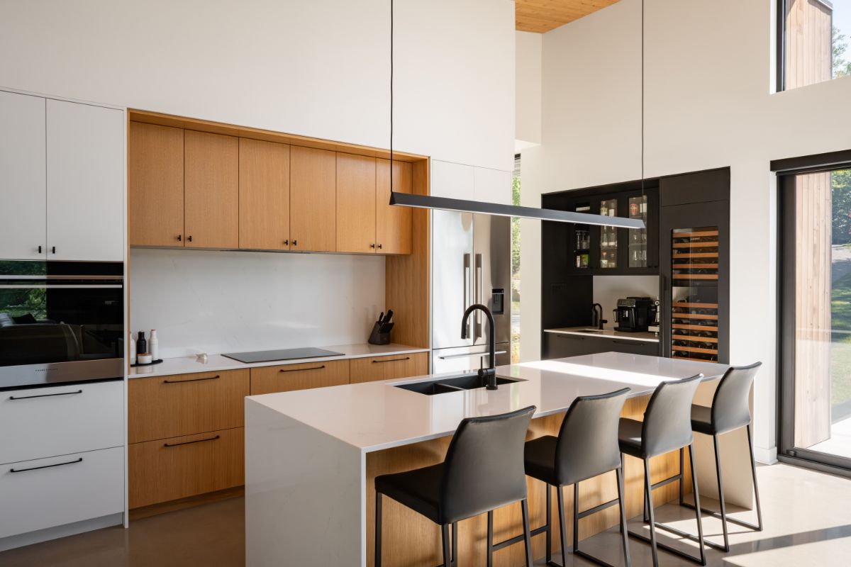 Moderná vstavaná kuchynská linka s ostrovčekom je ladená do svetlých neutrálnych farieb.