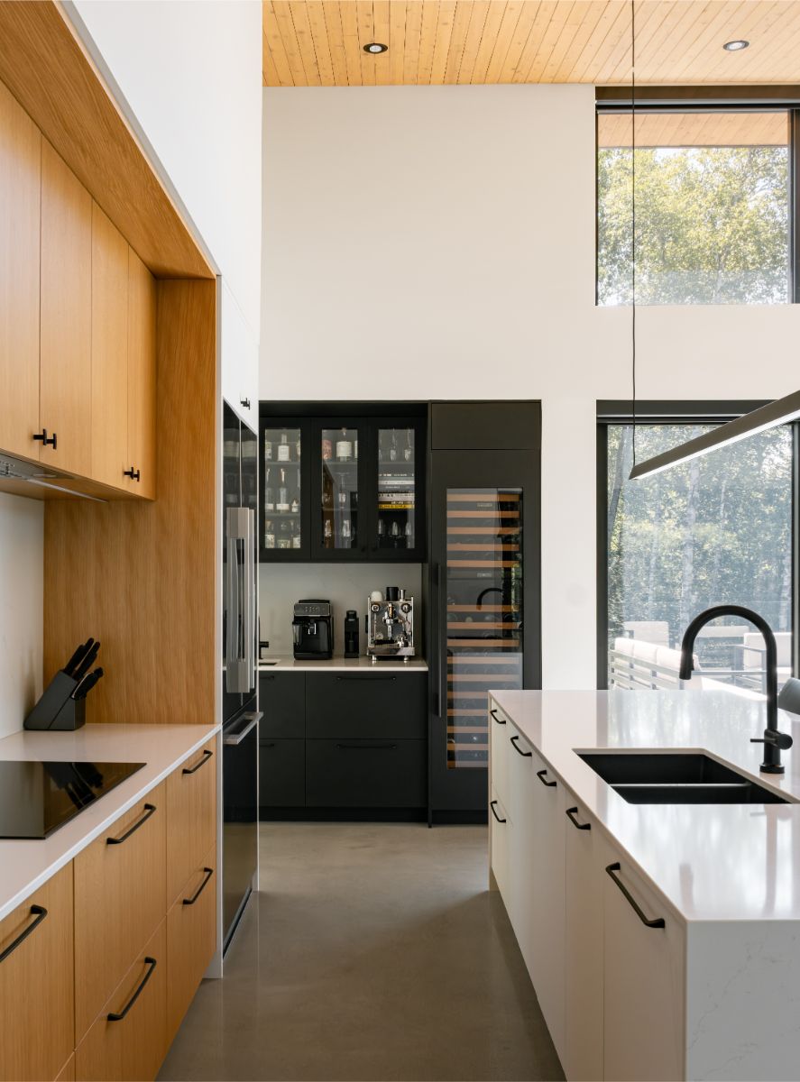 Súčasťou kuchyne je aj kávový a nápojový bar so vstavanou vínotékou.