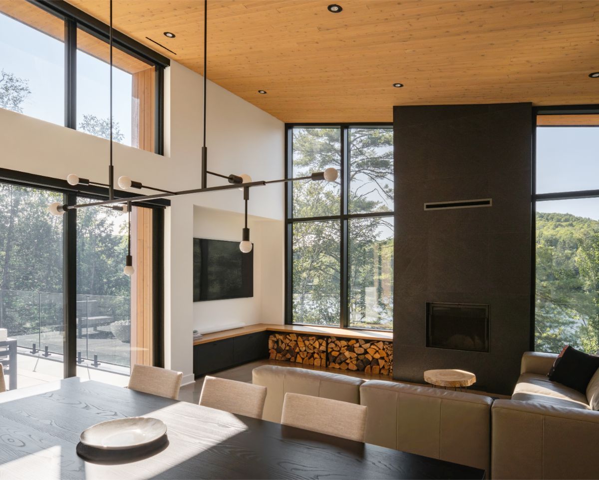 Lavica vedúca popod okná môže slúžiť ako miesto oddychu, no zároveň ukrýva praktický úložný priestor na drevo.