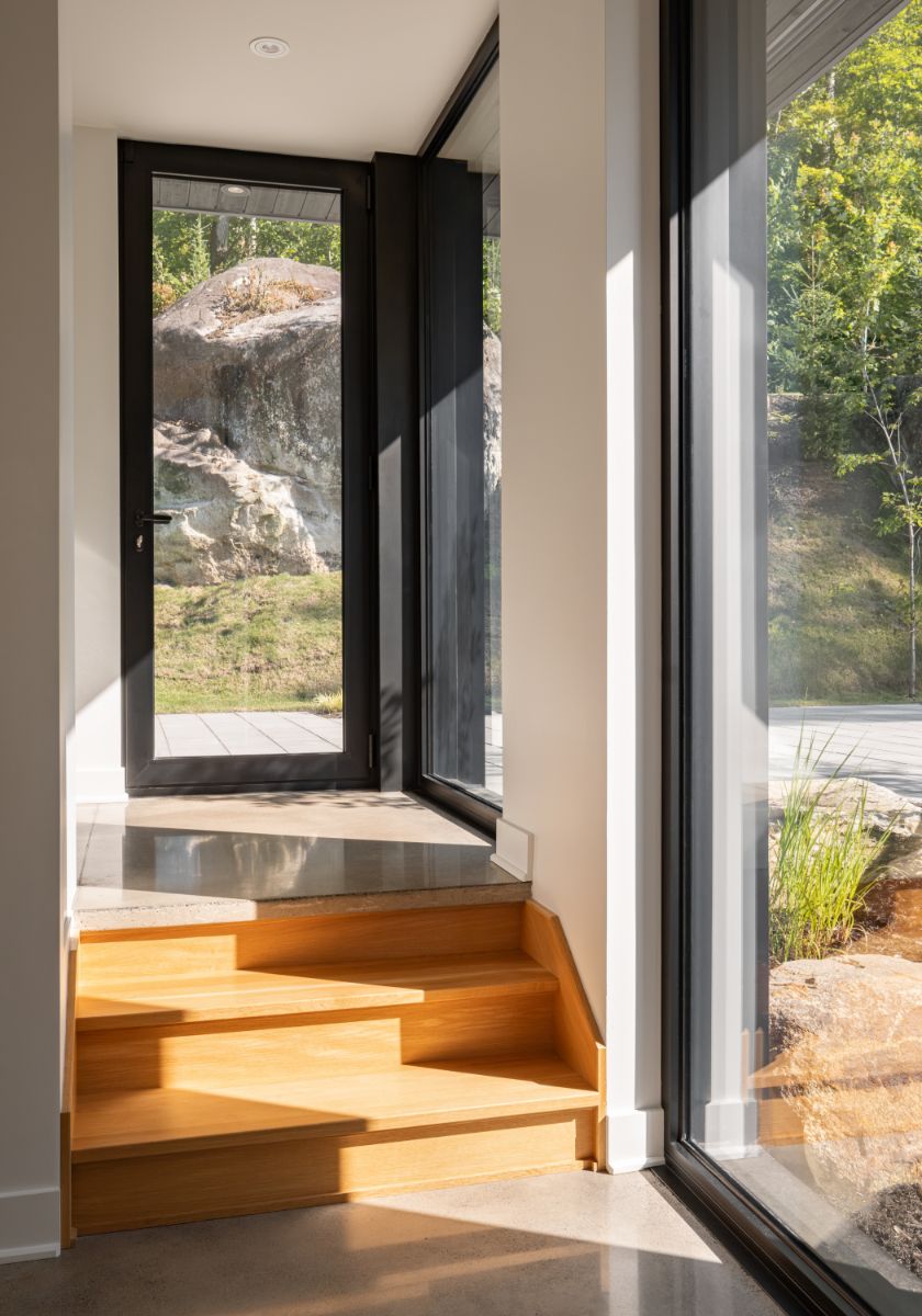 Keďže je dom kaskádovitý, zo strany pri kuchyni vyjdete dverami priamo na pozemok. Na opačnej strane, pri obývačke, si však užívate výhľady z výšky prvého poschodia. 