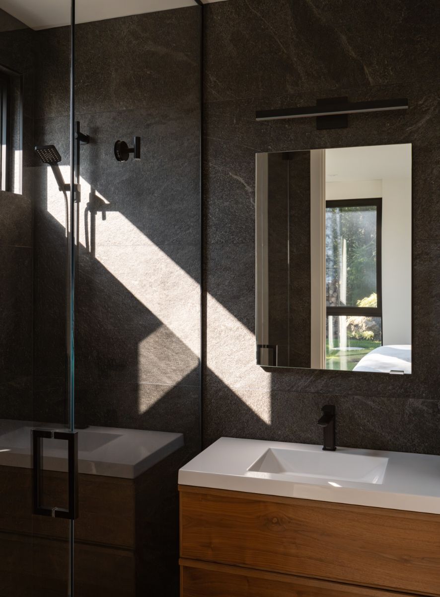 Spánku, oddychu a hygiene patrí spodné poschodie so spálňami a kúpeľniami.