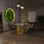 Luxusný mramorový stôl so zlatou podnožou, hnedé kožené kreslá a svietiaci kruhový machový obraz.