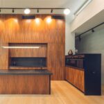 Moderná kuchyňa z tmavého dreva s výraznou kresbou.