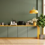 Kuchyňa so spodnými skrinkami v šalviovej a horčicovej farbe.