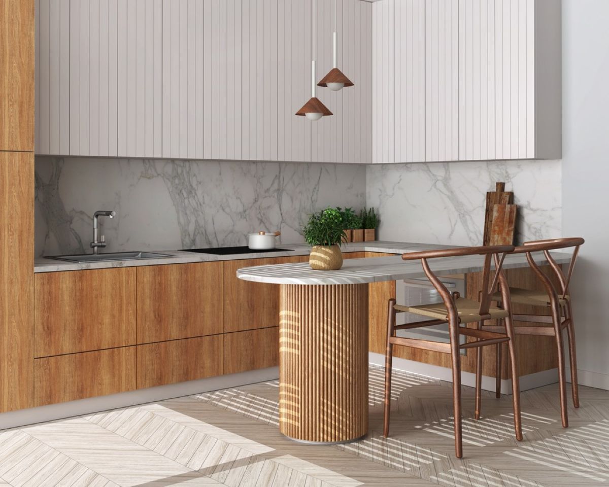 Modená kuchyňa s bielymi a drevenými skrinkami a pultom s valcovitou podperou a barovým sedením.