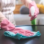 Detail na utieranie prachu utierkou z mikrovlákna a prípravkom v spreji.