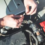 Improvizačná oprava motora auta sťahovacou páskou.