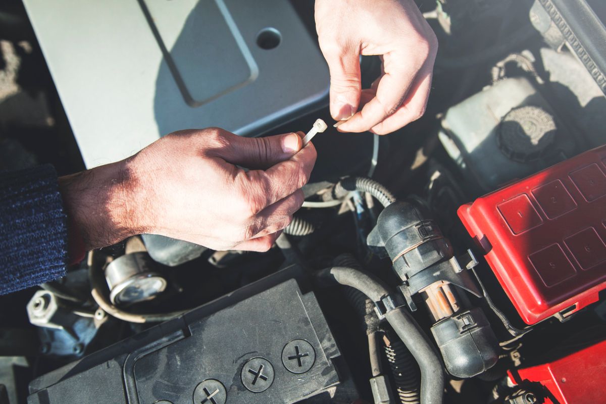 Improvizačná oprava motora auta sťahovacou páskou.