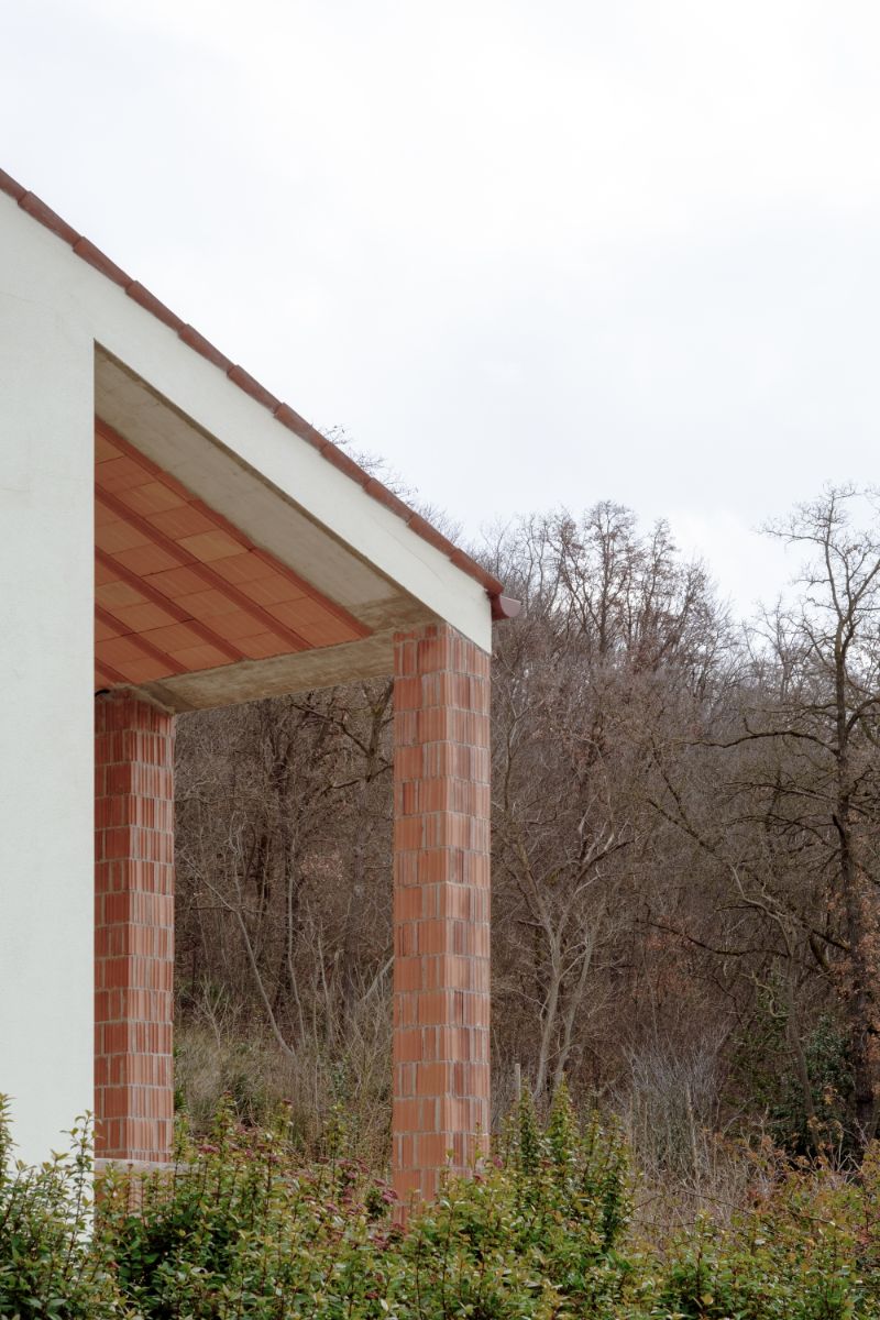 Surovosť materiálu ukázali architekti aj v exteriéri.