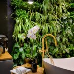 Rastlinná stena v kúpeľni pri modernej vani.