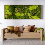 Machový obraz nad modernou sedačkou v obývačke.