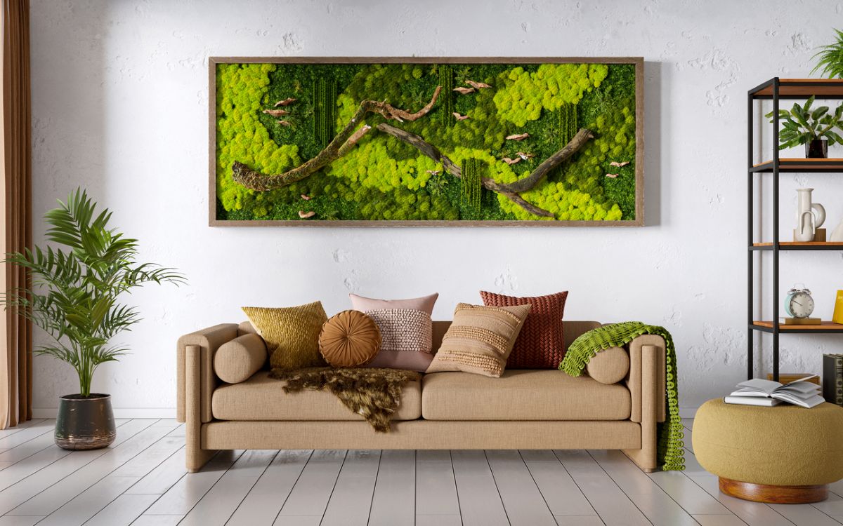 Machový obraz nad modernou sedačkou v obývačke.