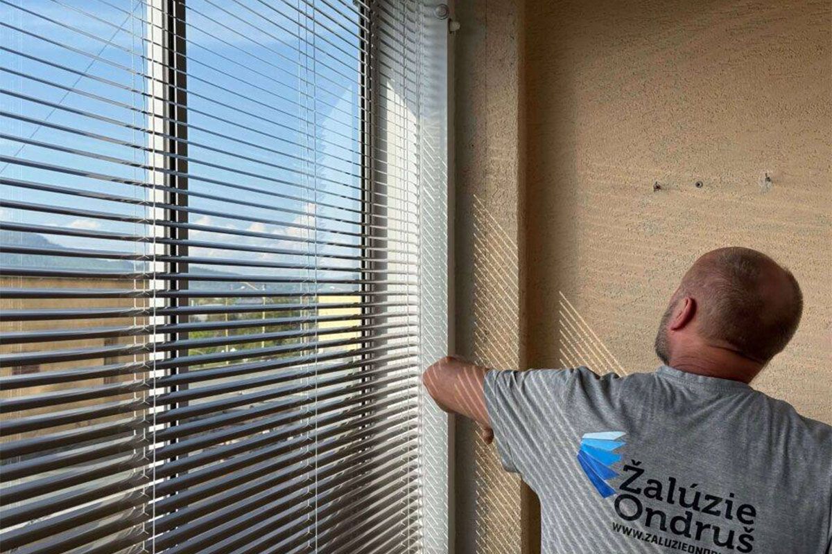 Montáž horizontálnych žalúzií.