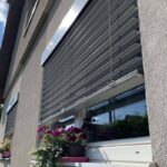 Detail exteriérových okien na rodinnom dome.