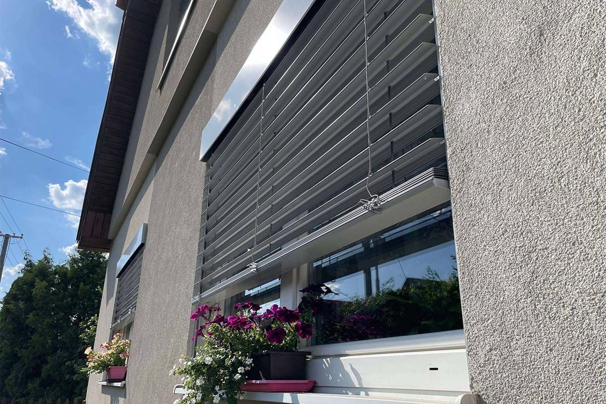 Detail exteriérových okien na rodinnom dome.