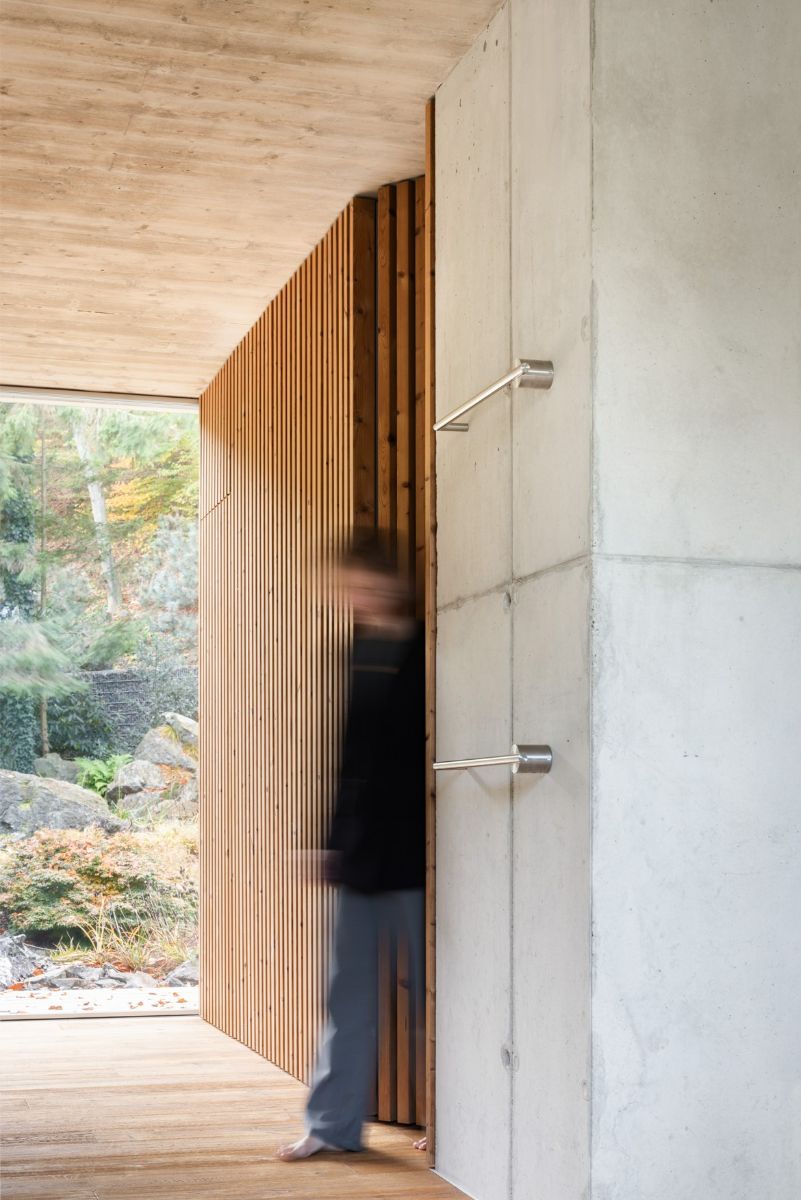 Úchytky na uteráky a osušky pripevnili priamo do betónovej steny.