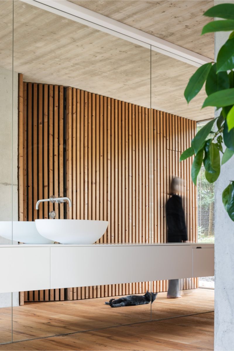 Veľké zrkadlá opticky zväčšujú miestnosť a vďaka odrazom zároveň znásobujú prírodu. 