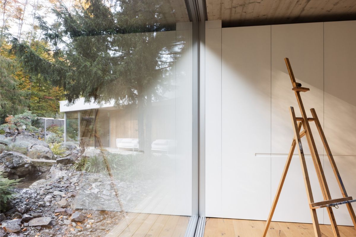 Každá zo spální má jedinečný výhľad na pozemok.