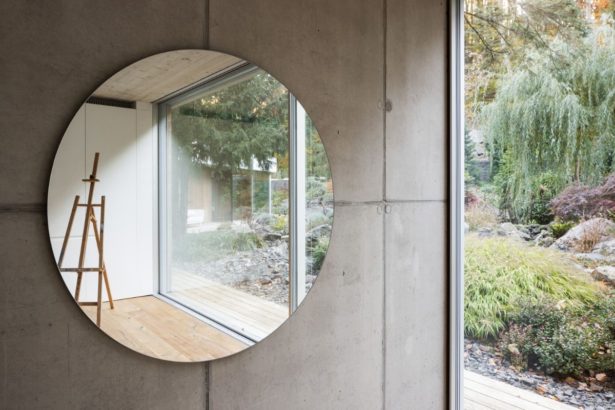 Každá zo spální má jedinečný výhľad na pozemok.