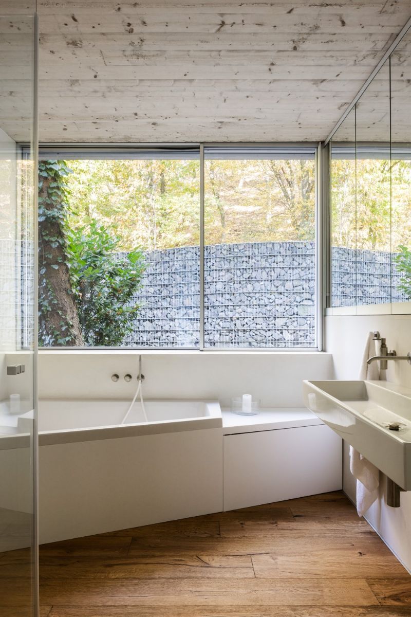 Spoločná kúpeľňa v južnom krídle obsahuje atypickú vaňu aj sprchový kút.