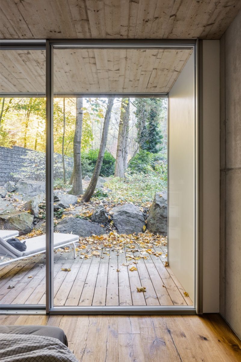 Každá zo spální má jedinečný výhľad na pozemok.