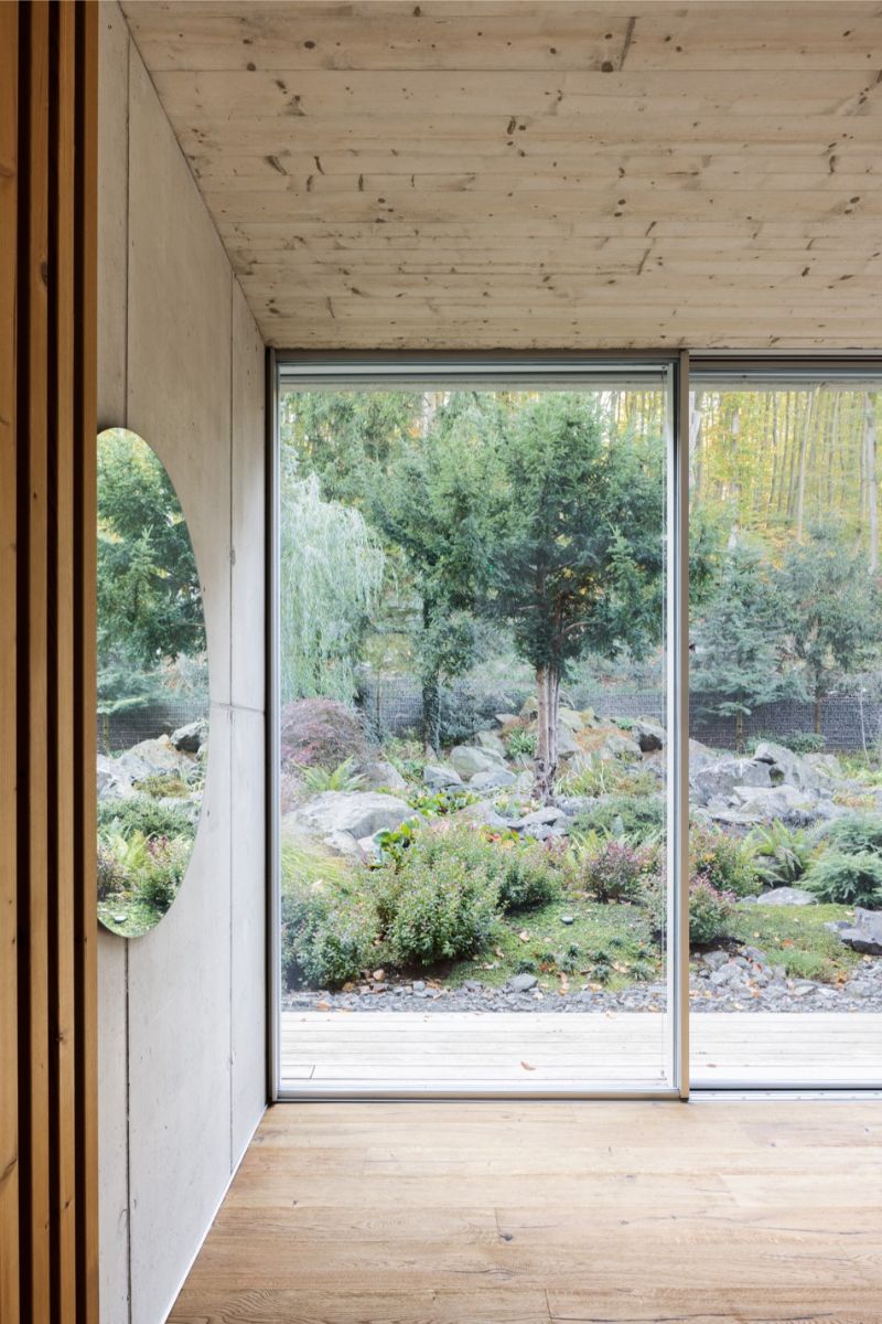 Každá zo spální má jedinečný výhľad na pozemok.