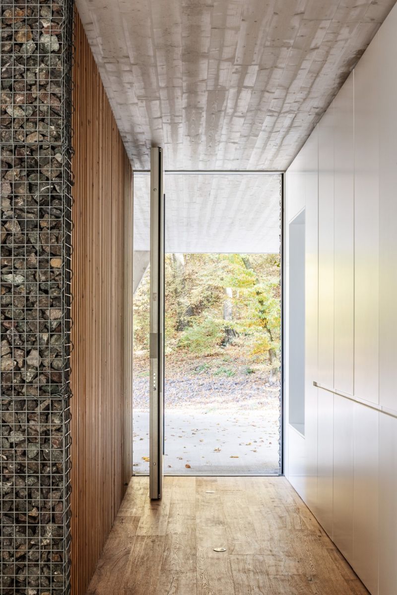 Vstupná chodba s úložným priestorom domácich vovedie do centrálnej časti domu.