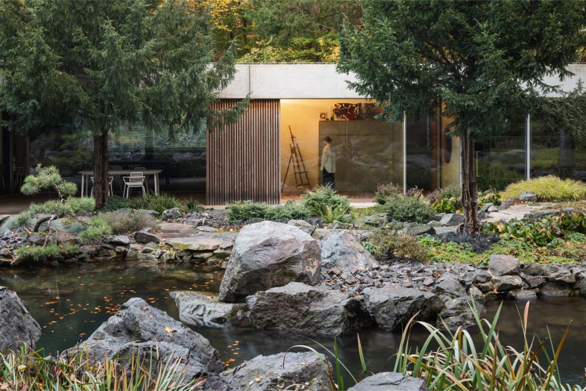 Súčasťou pozemku je aj záhradné jazierko a celoročný potok.