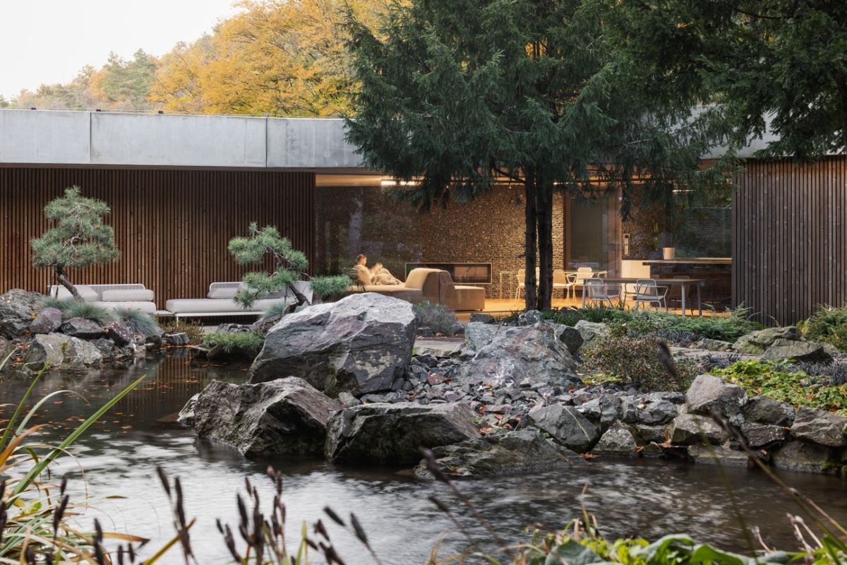 Súčasťou pozemku je aj záhradné jazierko a celoročný potok.