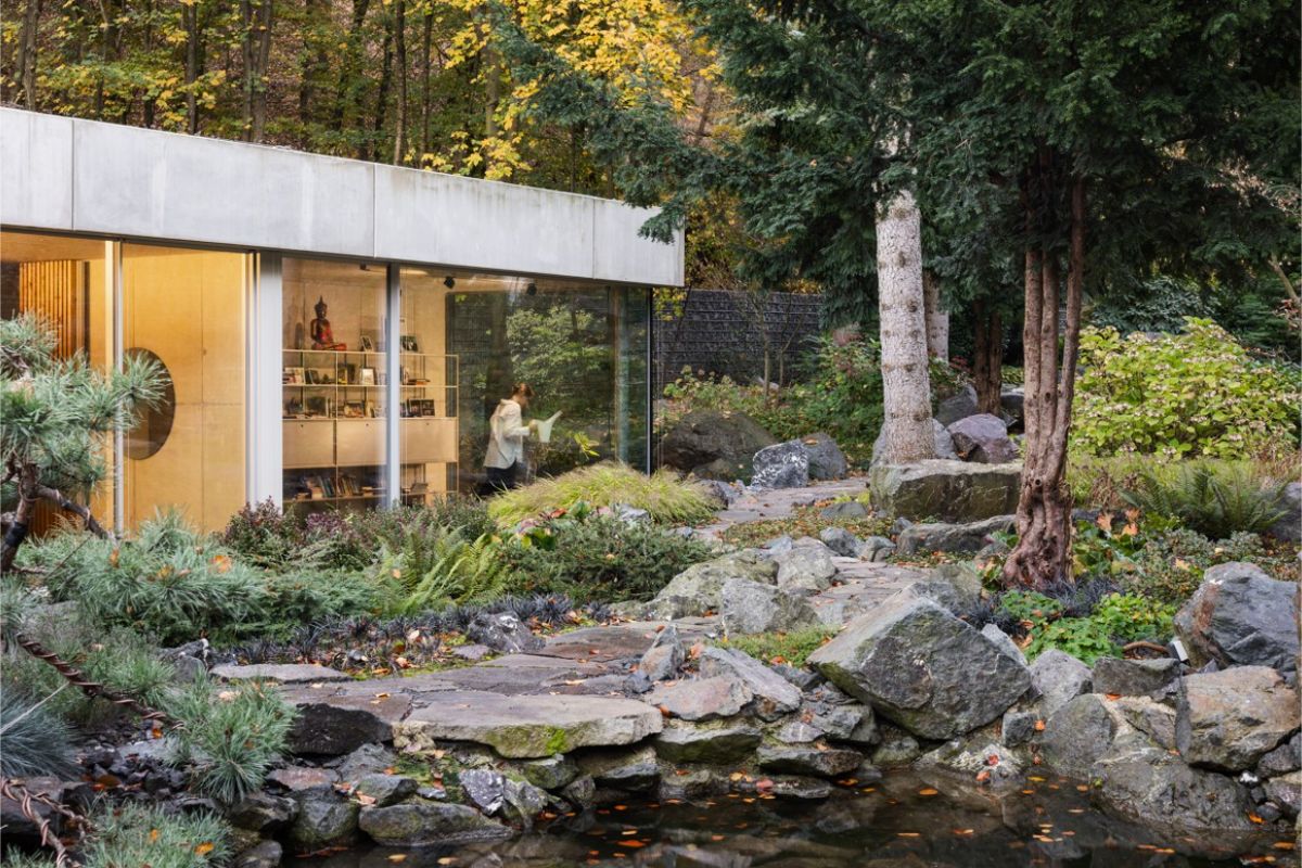 Súčasťou pozemku je aj záhradné jazierko a celoročný potok.